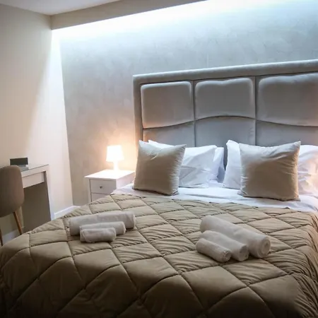 Luxury Apartment *